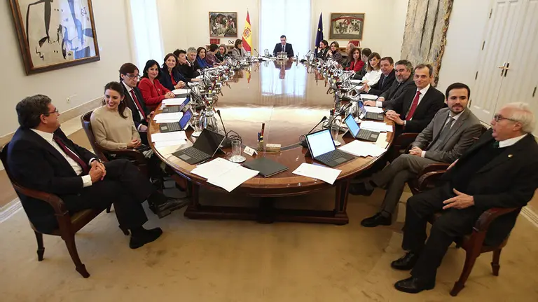 Sala de reuniones de La Moncloa durante el primer consejo de ministros del Gobierno de coalición del PSOE y Unidas Podemos en la XIV Legislatura. Asisten todos los miembros del Gobierno: el presidente, los cuatro vicepresidentes y los 18 ministros, en Madrid (España), a 14 de enero de 2020.

14 enero 2020, Nuevo Gobierno, Partido Socialista

1/14/2020
