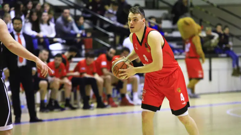 El jugador catalán Albert Real con la camiseta del Basket Navarra.