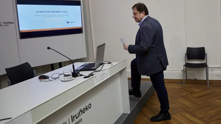 El alcalde de Pamplona, Enrique Maya, y el concejal delegado de Participación Ciudadana, Fernando Sesma, presentan los Foros de Barrio 2020. IÑIGO ALZUGARAY