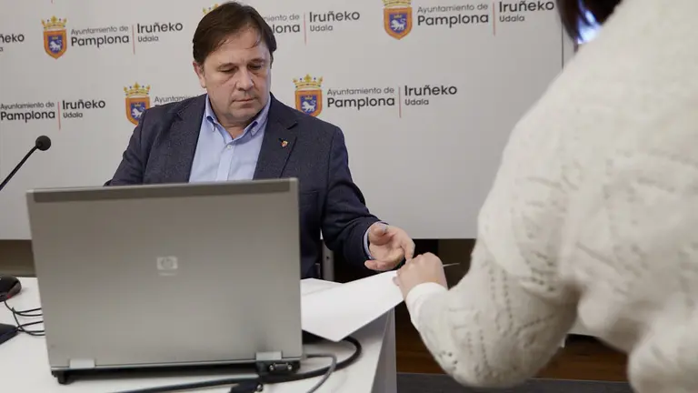 El alcalde de Pamplona, Enrique Maya, y el concejal delegado de Participación Ciudadana, Fernando Sesma, presentan los Foros de Barrio 2020. IÑIGO ALZUGARAY