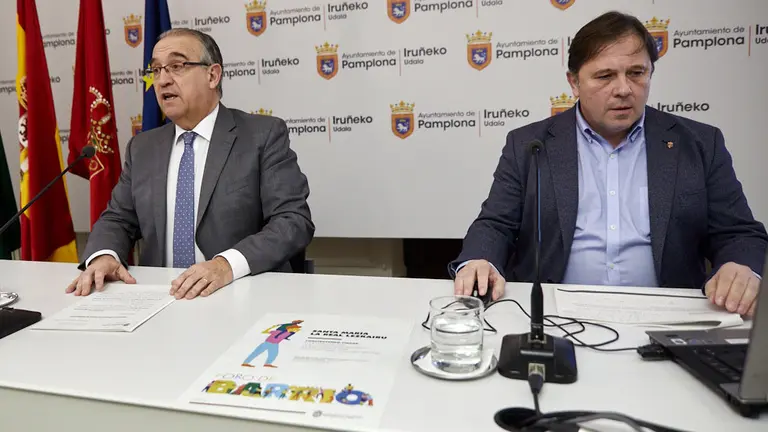 El alcalde de Pamplona, Enrique Maya, y el concejal delegado de Participación Ciudadana, Fernando Sesma, presentan los Foros de Barrio 2020. IÑIGO ALZUGARAY