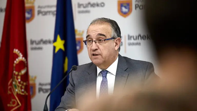 El alcalde de Pamplona, Enrique Maya, y el concejal delegado de Participación Ciudadana, Fernando Sesma, presentan los Foros de Barrio 2020. IÑIGO ALZUGARAY