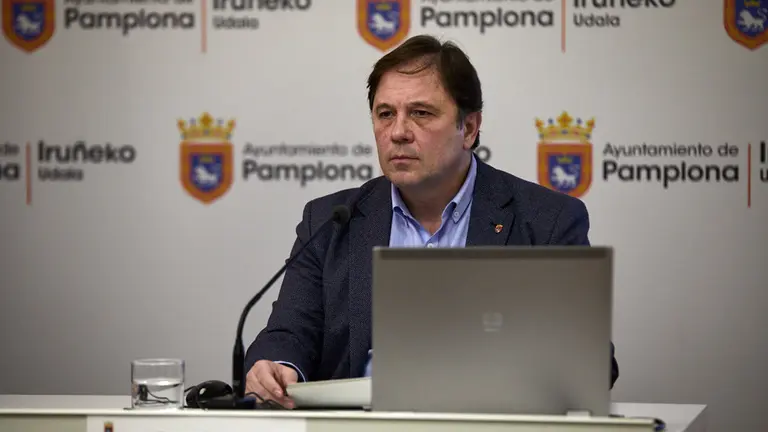 El alcalde de Pamplona, Enrique Maya, y el concejal delegado de Participación Ciudadana, Fernando Sesma, presentan los Foros de Barrio 2020. IÑIGO ALZUGARAY