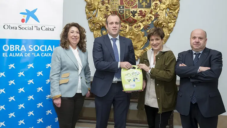 CaixaBank hace entrega de los desfibriladores prometidos al Ayuntamiento de Pamplona. EUROPA PRESS
