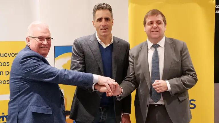 Miguel Induráin, en el centro de la imagen, junto a Pozueta y Serrano. Cedida.