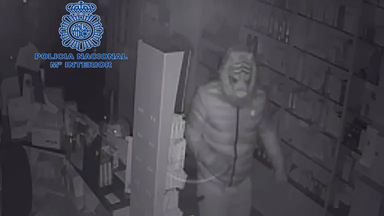 Imagen de una cámara de seguridad en uno de los robos en establecimientos comerciales de Pamplona por los que han sido detenidos dos jóvenes de 21 años. POLICÍA NACIONAL