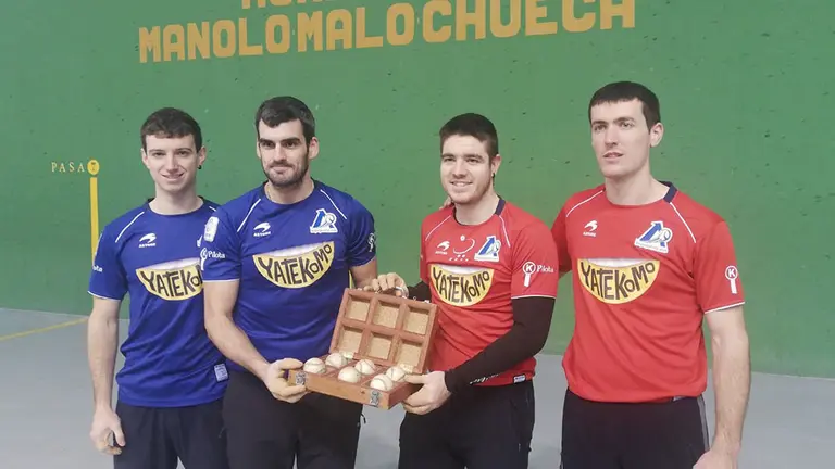 los cuatro pelotaris en la elección de material en el frontón municipal de Buñuel. @ASPEpelota.