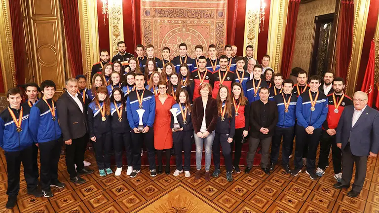 Foto de familia de las selecciones en el Palacio de Navarra en Pamplona. Navarra.es