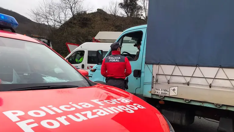 La Policía Foral sanciona a un camionero en Bera. CEDIDA
