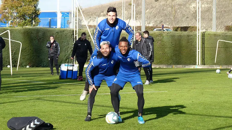 Chimy Ávila, Estupiñán y Roncaglia celebran su triunfo en el fútbol tenis. Navarra.com