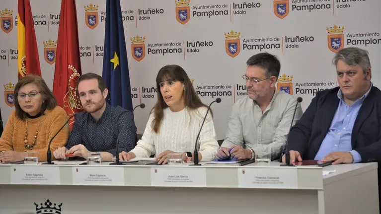 El grupo socialista en la sala de prensa del Ayuntamiento de Pamplona. CEDIDA