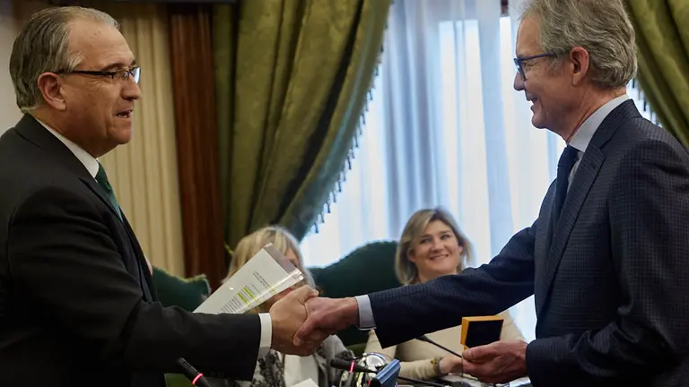 Toma de posesión de Fernando Villanueva como concejal del Ayuntamiento de Pamplona. IÑIGO ALZUGARAY