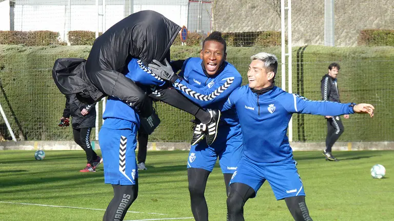 Roncaglia levanta a Bittor Alkiza a hombros ante las risas de Estupiñán y Chimy Ávila. Navarra.com