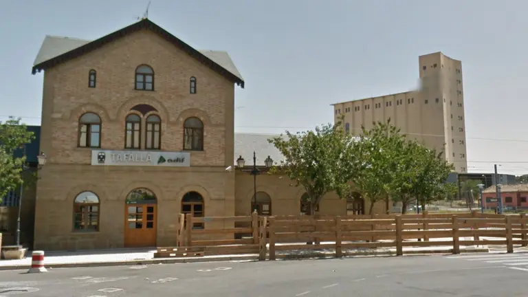 Imagen de la estación de tren de Tafalla con el vallado de los encierros de las fiestas de verano