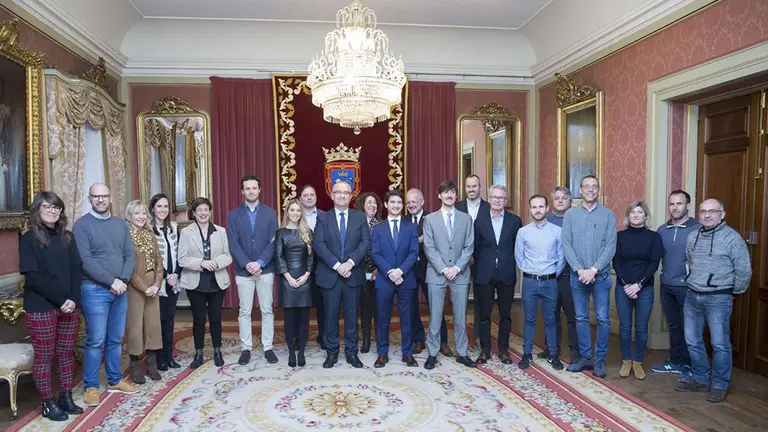 El Ayuntamiento reconoce al pamplonés Juan Abascal, que ha recibido un premio internacional a la innovación. AYUNTAMIENTO DE PAMPLONA
