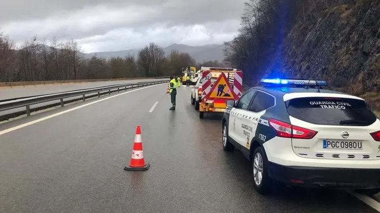 La Guardia Civil atiende el accidente de un camión en la A-15. GUARDIA CIVIL
