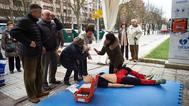 Presentación de la primera torre de cardioprotección de Pamplona instalada en la vía pública. MIGUEL OSÉS