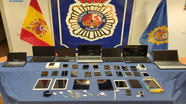 Objetos incautads en el locutorio donde se vendían objetos robados. POLICÍA NACIONAL