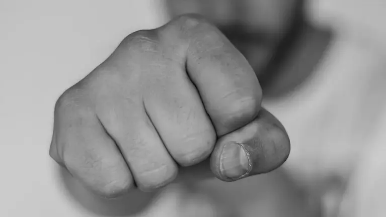 Un joven dando un puñetazo. ARCHIVO