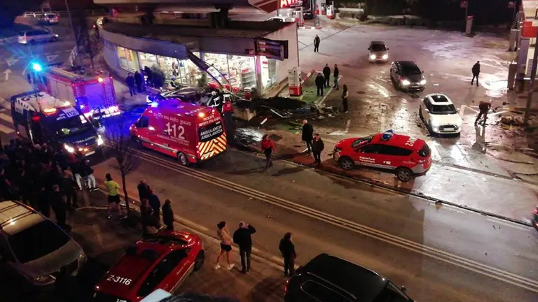 Imagen de los equipos médicos, así como bomberos y Policía Foral atendiendo el grave accidente en Estella NAVARRACOM