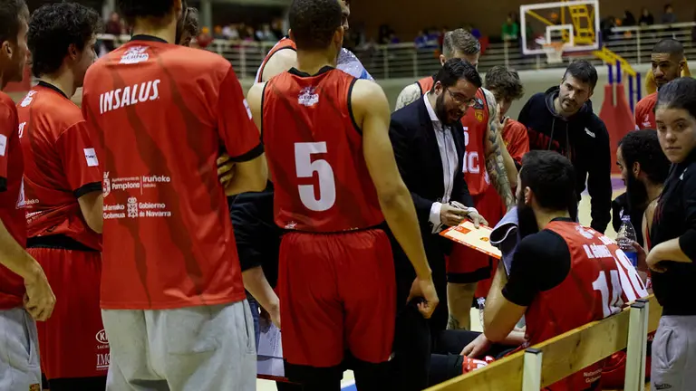 Partido entre Basket Navarra y Cat&Rest Intragás-Clima CDP en el polideportivo Arrosadía de Pamplona. IÑIGO ALZUGARAY