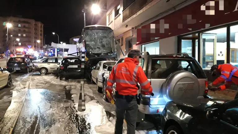 Un agente de Policía Foral trabaja en el lugar de los hechos junto al autobús accidentado en Estella