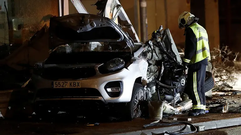 Dos niños de 5 y 8 años han fallecido y su madre herida al ser arrollado el vehículo en el que se encontraban por un autobús que ha perdido el control en Estella, que además ha causado heridas a un peatón al que ha atropellado. EFE/ Jesus Diges.