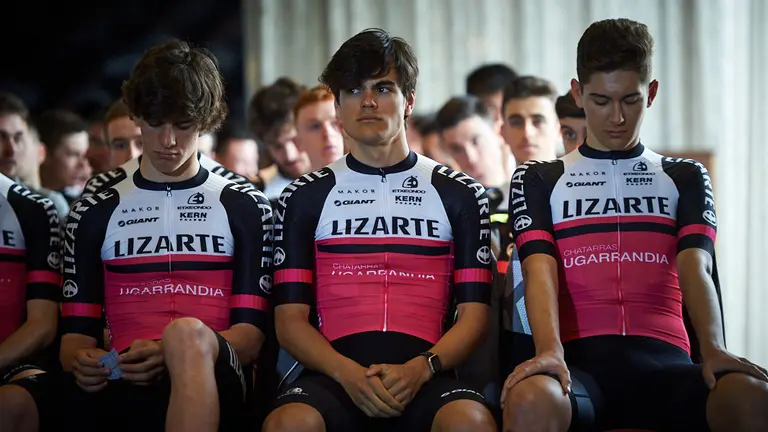 Presentación del equipo Lizarte de ciclismo en el Hotel Andía. MIGUEL OSÉS