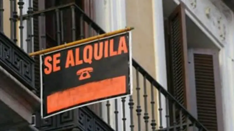 Un cartel de se alquila en el balcón de una vivienda ARCHIVO