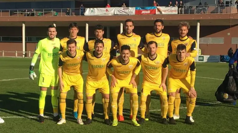 Equipo titular del Izarra ante la SD Leioa en el campo de sarriena. @CD_Izarra.