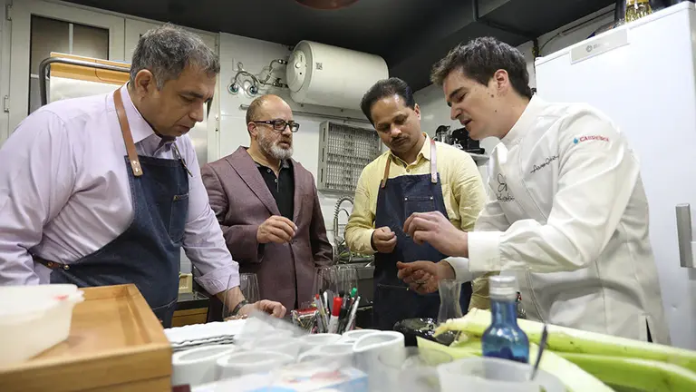 Un momento del showcooking en el que han participado los cocineros navarros y de la India GOBIERNO DE NAVARRA