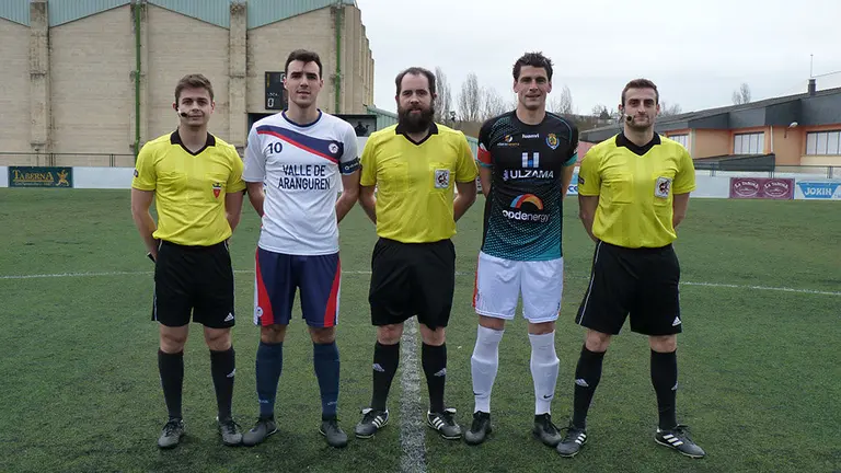 Capitanes y trío arbitral con el Sr. Fernández de Arcaya del partido Mutilvera - Cirbonero de tercera división.