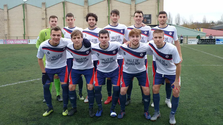 Equipo titular de la UDC Mutilvera en el campo del Valle de Aranguren