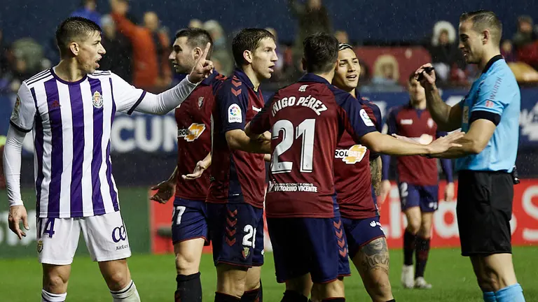 Partido de La Liga Santander entre Osasuna y Real Valladolid disputado en el estadio de El Sadar. IÑIGO ALZUGARAY