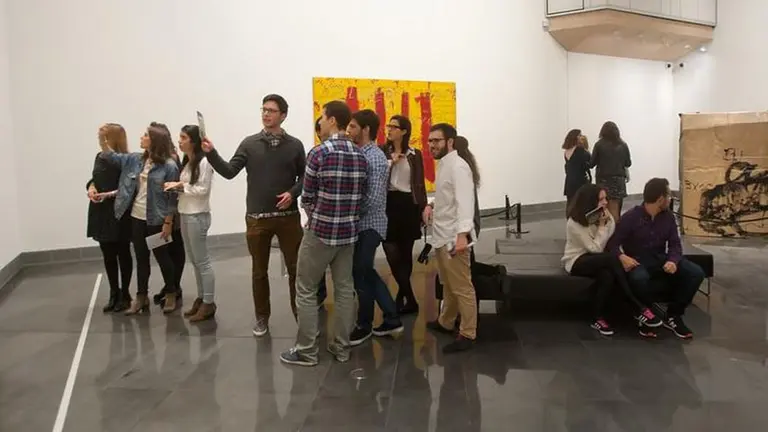Visitantes en la sala Tàpies del Museo Universidad de Navarra MANUEL CASTELLS