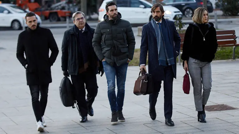 Los futbolistas Jordi Figueras y Xabier Torres en el comienzo del juicio por el &#39;Caso Osasuna&#39; en el Palacio de Justicia de Navarra. IÑIGO ALZUGARAY