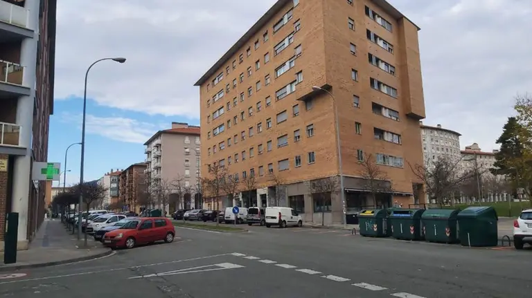 Huecos para aparcar en la Rochapea en el primer día del estacionamiento de pago (2) NAVARRACOM