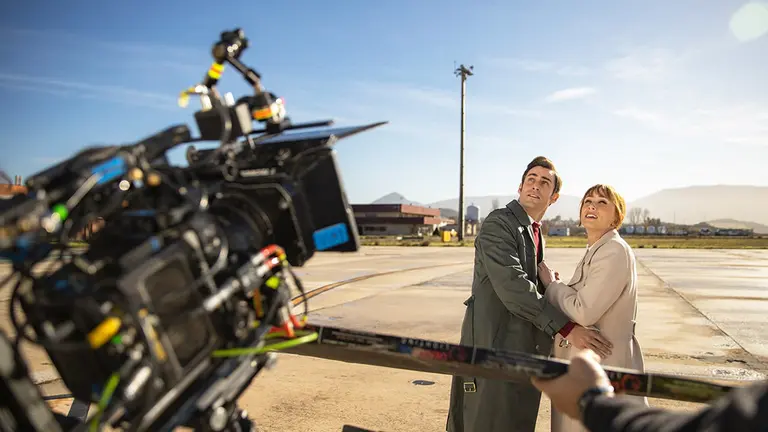 Fernando Guallar e Ingrid García-Jonsson durante la grabación de la película &#39;Explota Explota&#39; en el aeropuerto de Pamplona. JULIO VERGNE (CEDIDO)