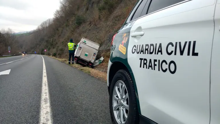 Una patrulla de la Guardia Civil regula el tráfico en el accidente ocurrido en Zozaya. CEDIDA