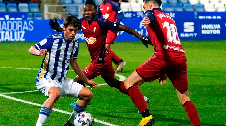 El centrocampista del Recreativo de Huelva Antonio Ponce (i) ante el defensa ecuatoriano del Osasuna Pervis Estupiñán (c) y el delantero Juan Villareal (d), este martes durante el encuentro de dieciseisavos de final de la Copa del Rey disputado en el estadio Nuevo Colombino de Huelva. EFE/ Julián Pérez