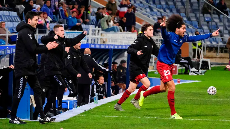 GRAF5697. HUELVA, 21/01/2020.- Los jugadores suplentes de Osasuna celebran su victoria ante el Recreativo de Huelva, este martes durante el encuentro de dieciseisavos de final de la Copa del Rey disputado en el estadio Nuevo Colombino de Huelva. EFE/ Julián Pérez
