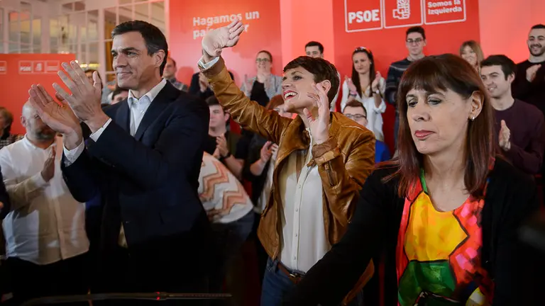 El secretario general del PSOE, Pedro Sánchez, ofrece un mitin junto con la secretaria general del PSN-PSOE, María Chivite, y la secretaria general del PSN Pamplona, Maite Esporrín. PABLO LASAOSA 07