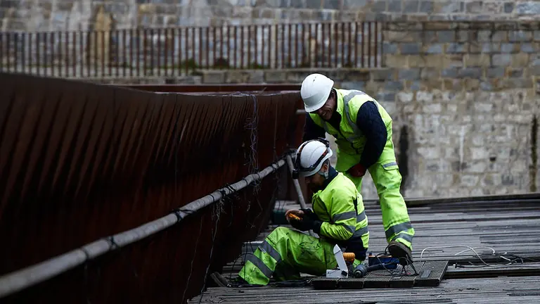 Tareas para la prueba de carga de la pasarela del Labrit de Pamplona. IÑIGO ALZUGARAY