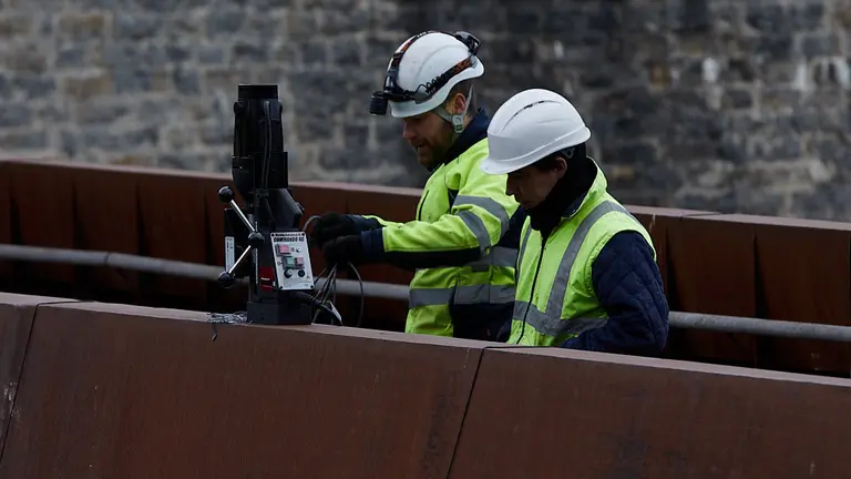 Tareas para la prueba de carga de la pasarela del Labrit de Pamplona. IÑIGO ALZUGARAY