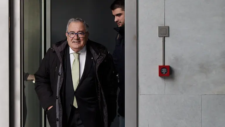 El presidente del Parlamento de Navarra, Unai Hualde, recibe al presidente del Club Atlético Osasuna, Luis Sabalza. IÑIGO ALZUGARAY