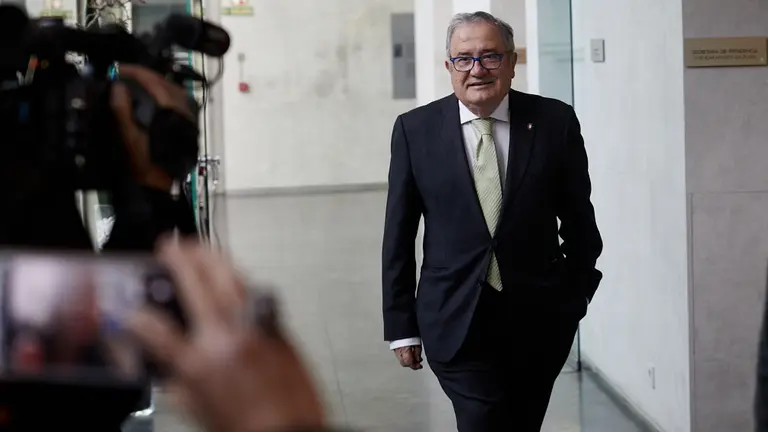 El presidente del Parlamento de Navarra, Unai Hualde, recibe al presidente del Club Atlético Osasuna, Luis Sabalza. IÑIGO ALZUGARAY