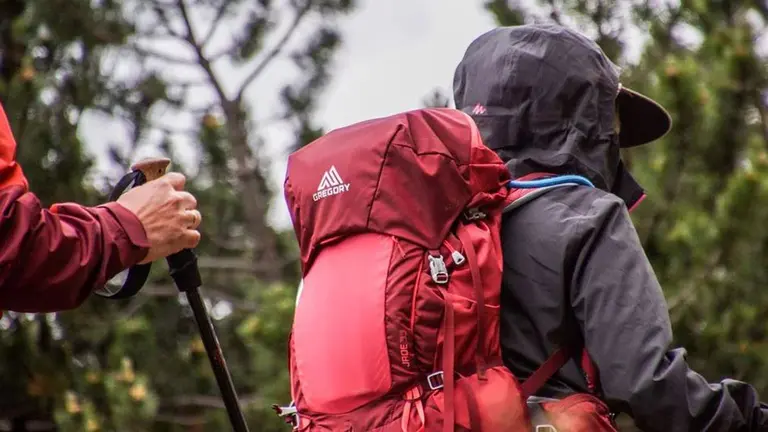 Dos excursionistas dando un paseo por el monte. ARCHIVO