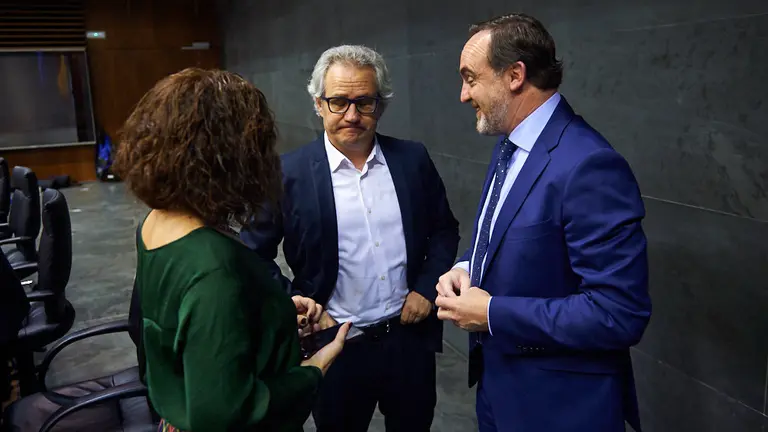 Perez nieva y Javier Esparza, de Navarra Suma, durante el pleno parlamentario. MIGUEL OSÉS