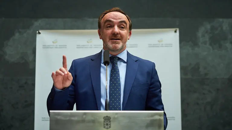 Javier Esparza, portavoz de Navarra Suma, durante el pleno parlamentario. MIGUEL OSÉS