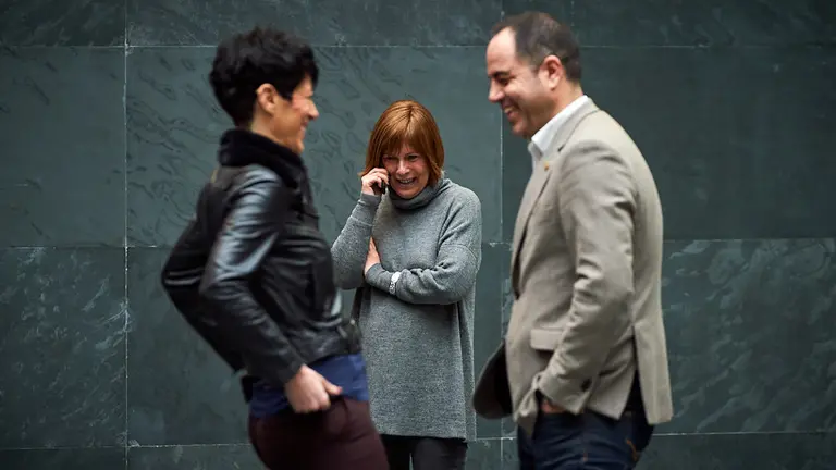 Uxue Barkos, Geroa Bai, junto a Ramón Alzorriz, portavoz del PSN, y Elma Saiz, consejera de hacienda. MIGUEL OSÉS